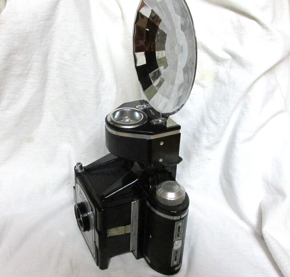 VINTAGE 1950s BEACON TWO TWENTY FIVE CAMERA WITH FLASH