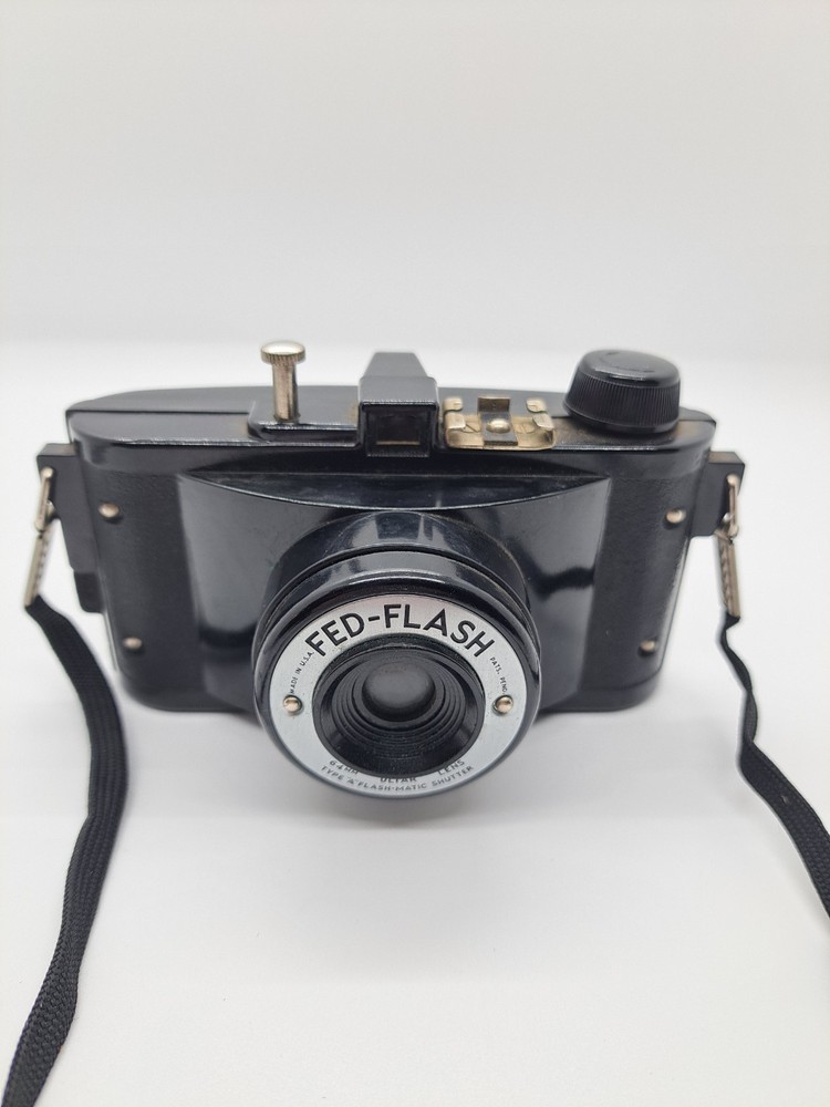 FED-FLASH 64mm Bakelite CAMERA With LEATHER CASE - ART DECO - UNTESTED