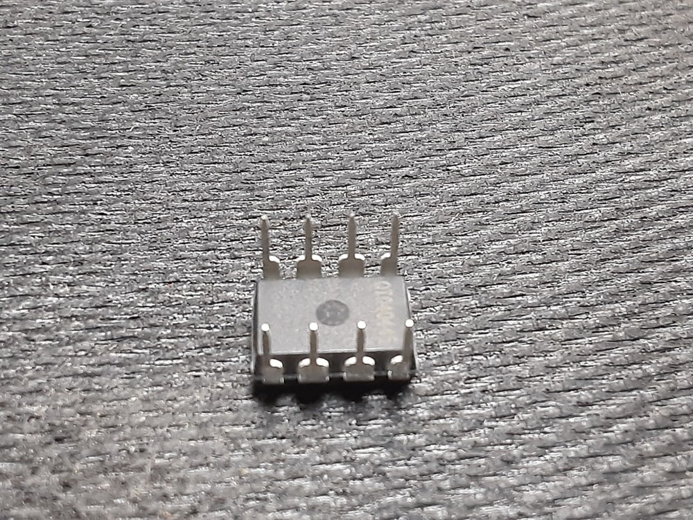 CSI 24WC08P 8K-BIT SERIAL EEPROM 8PIN DIP Package IC