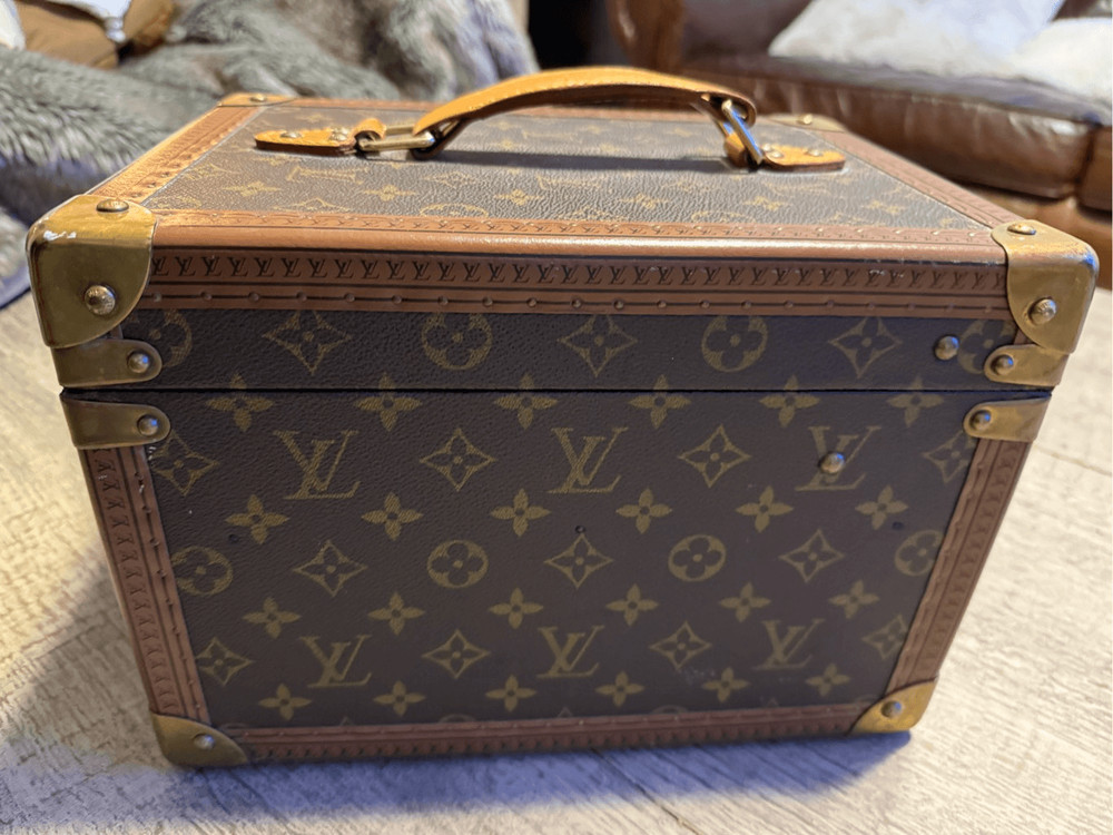 100 authentic Louis Vuitton trunk