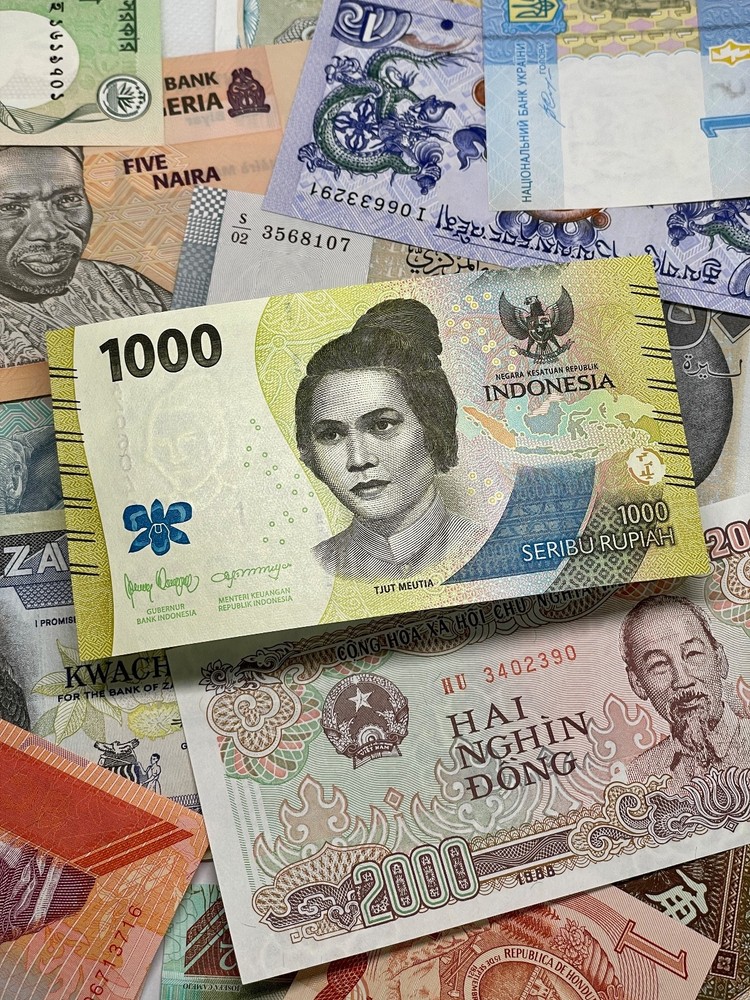 20 Different Banknotes from Around the World / Uncirculated, UNC. / 18 different countries