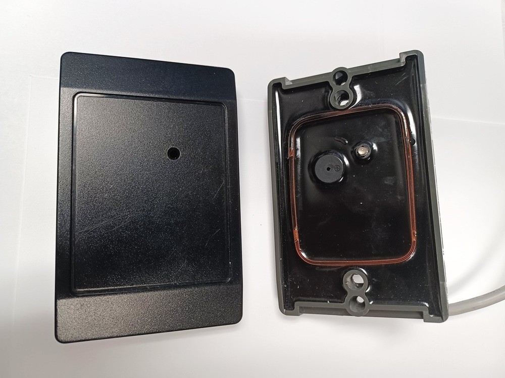 HID 5395CK100 ThinLine II Wall Switch Reader, Black or Gray, Used.