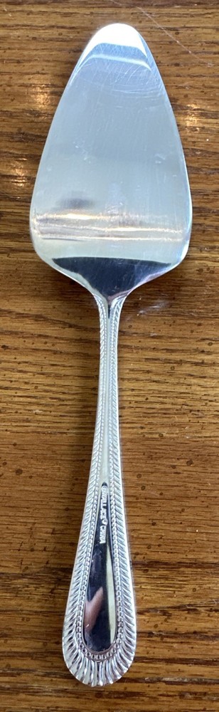 WALLACE Wickham Deep Silverplate Serving Cake Pie Knife Flatware Fan Bead 9.5”