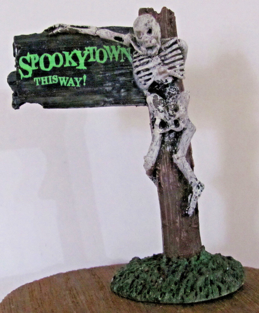 Lemax Spooky Town Accessory - Spookytown This Way! #44743