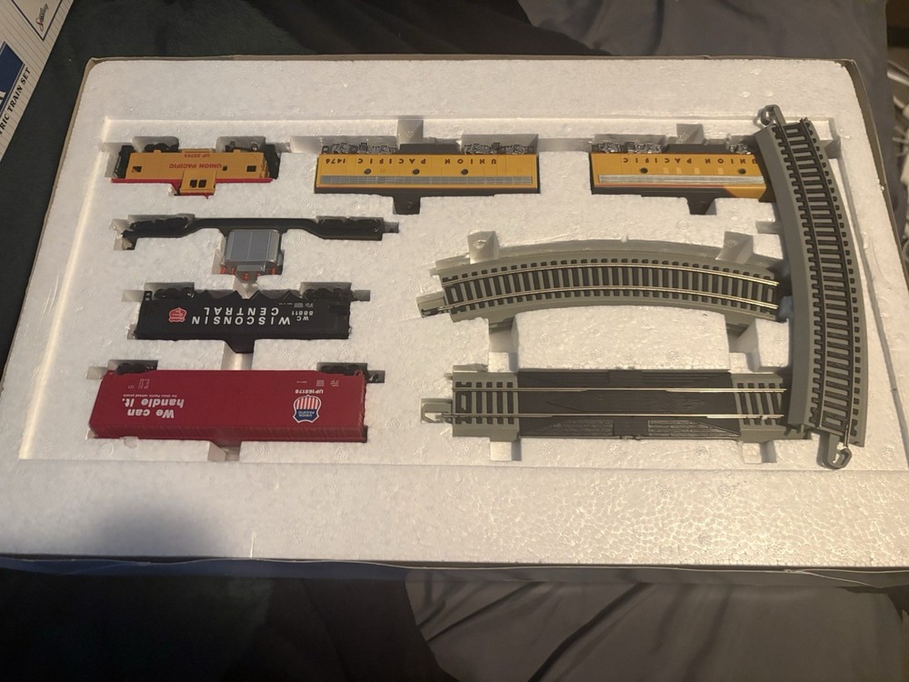 Pioneer Complete Ho Scale Electric Train Set