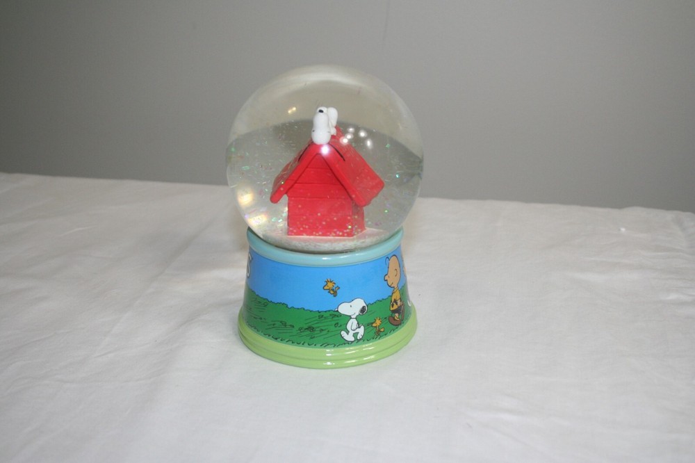 Peanuts Group Walk outside Snow Globe 2020 Christmas