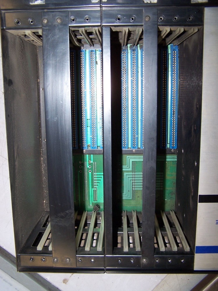 CAMCO 320C-02 PROGRAMMABLE MOTION CONTROLLER 12 MODULE CHASSIS