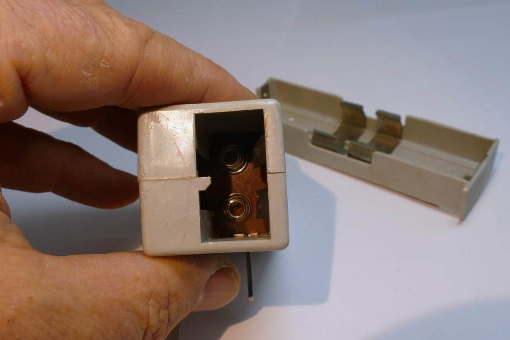 AA battery holder for a vintage flash