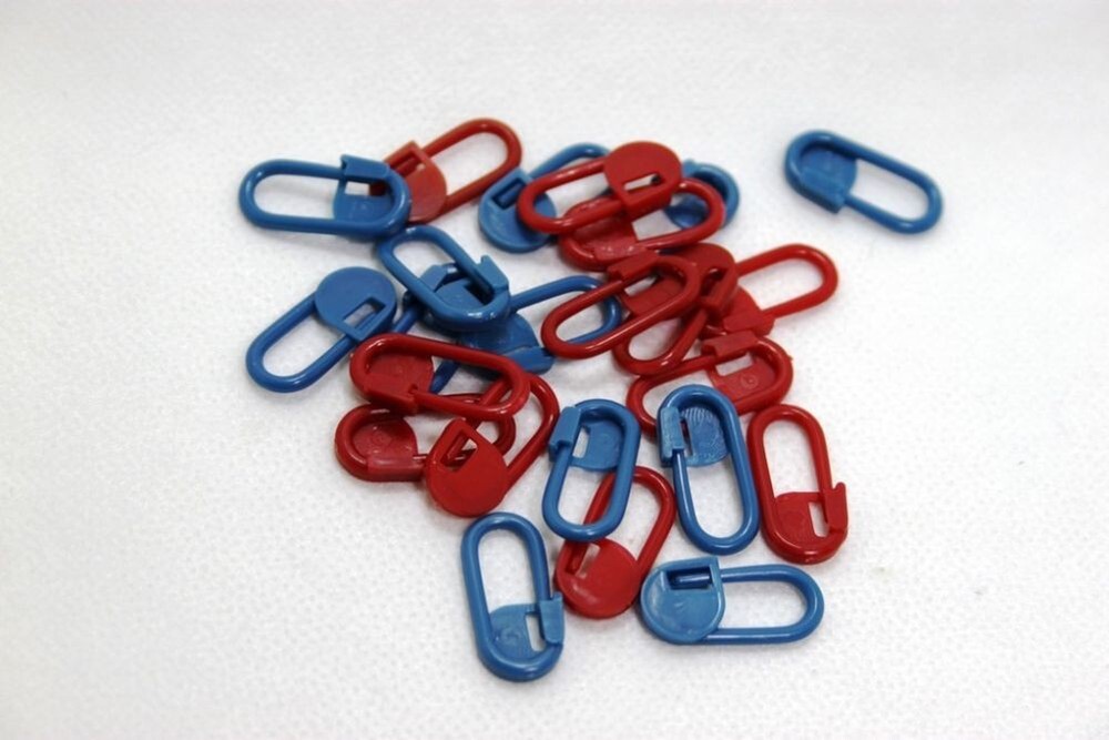 24 Stitchmarkers Plastic Assorted Colours