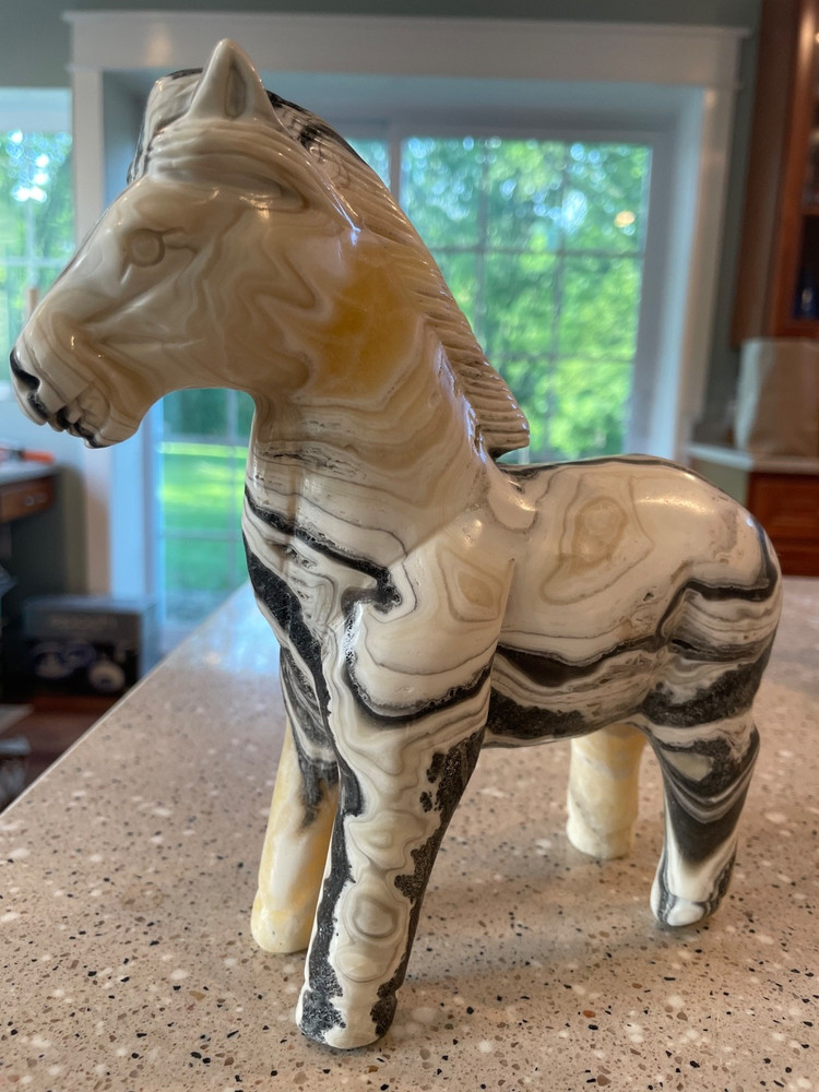 Zebra calcite horse 1.558kg