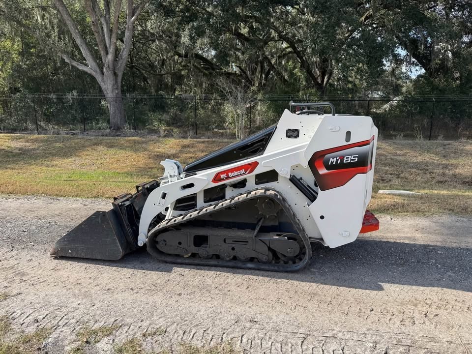 BOBCAT MT85 MINI STAND ON SKID STEER - 800 HOURS !