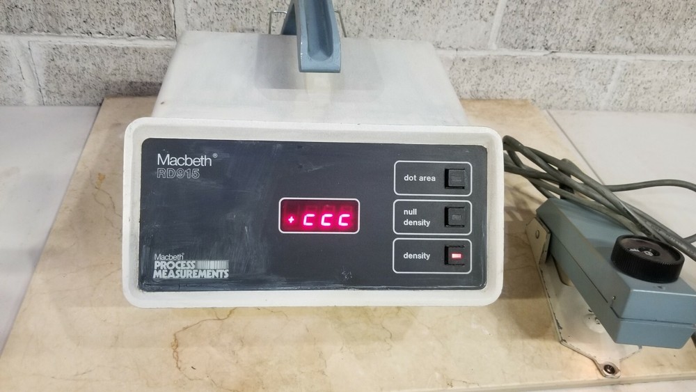 MACBETH RD-915 REFLECTION DENSITOMETER WITH CALIBRATION PLATE