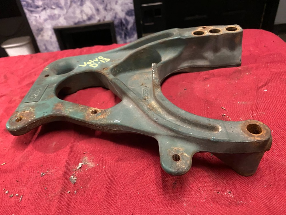 VOLVO / Engine MOTOR MOUNT BRACKET 21855730