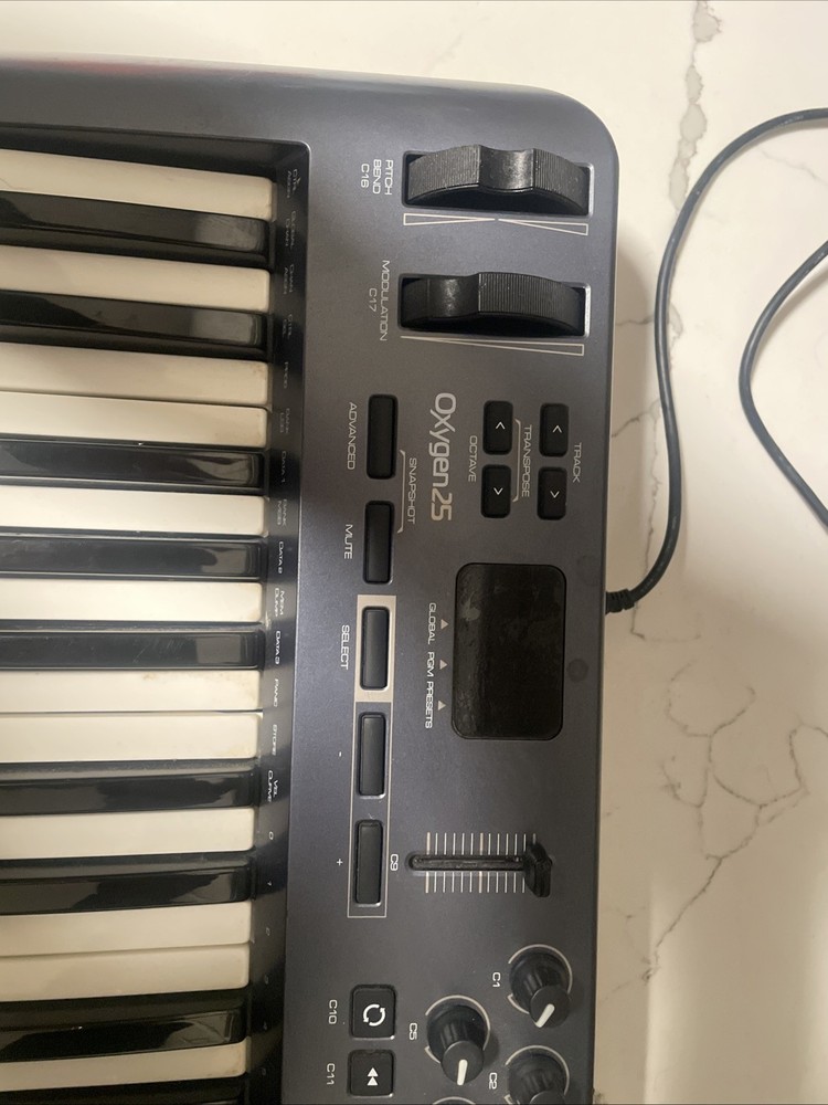 M-Audio Oxygen 25 Key 3rd Gen MIDI Controller Keyboard w/ Cord