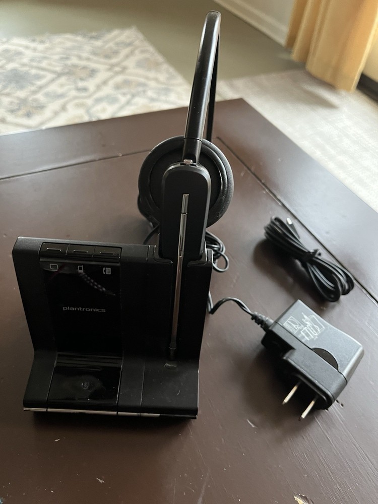 Plantronics W02 Headset w/ Charging Base & AC Adapter