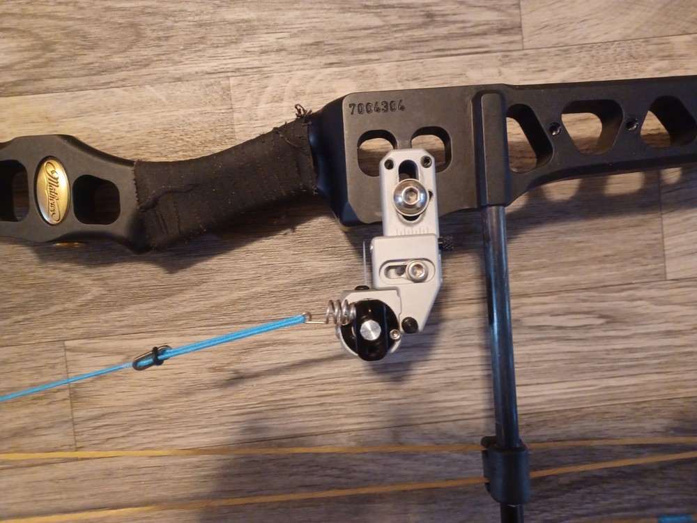 LH Mathews C4 Compound Bow 70#'s 28.5"