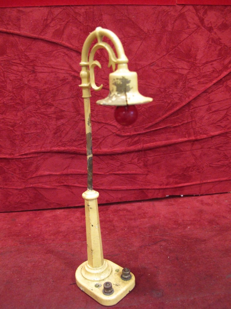LIONEL YELLOW Lamp Post #58~working.