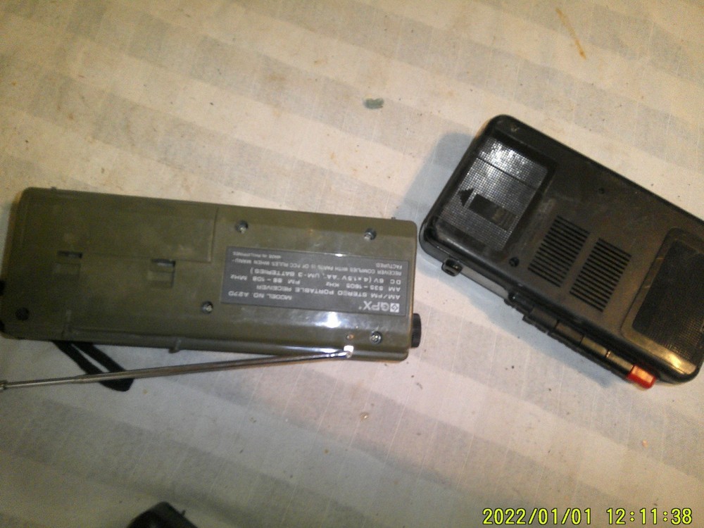 3 OLD HANDHELD CASSETTE RADIO STEREO AUTO REVERSE GE UNTESTED