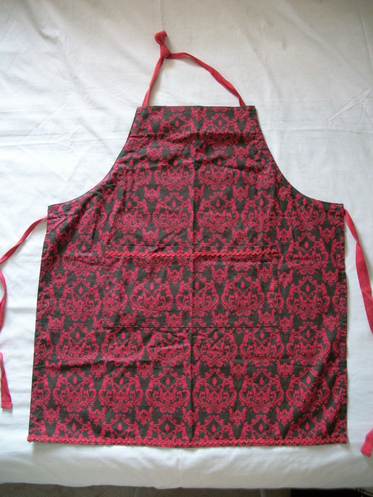 APRON BLACK & RED SCROLLS W/ TWO FRONT POCKETS