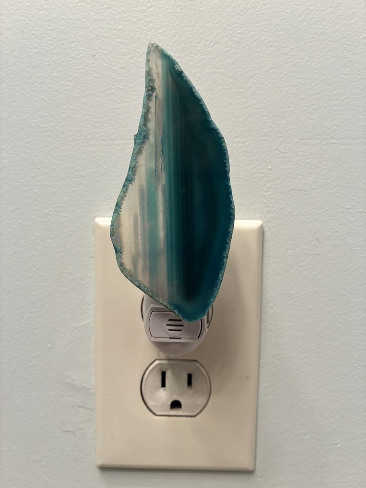 Blue Agate Night Light – Dusk-to Dawn Smart Sensor & Natural Geode Glow