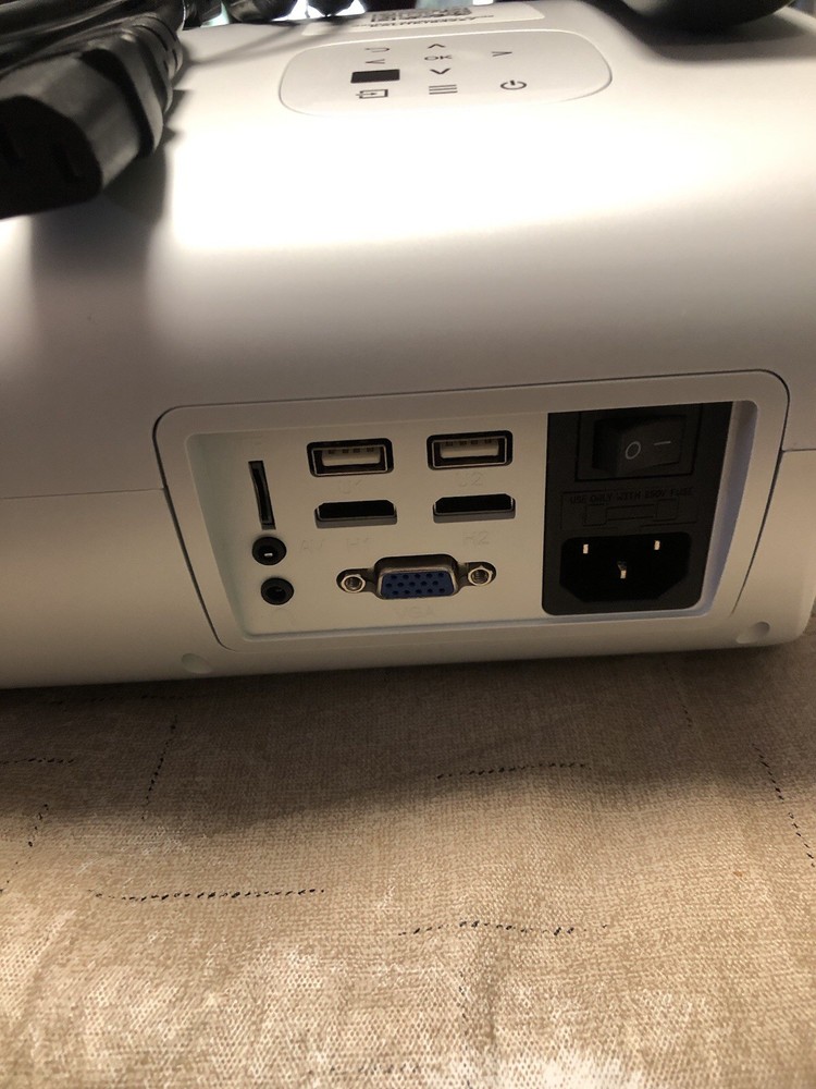 Goodee HD projector With Remote And Connection Cords