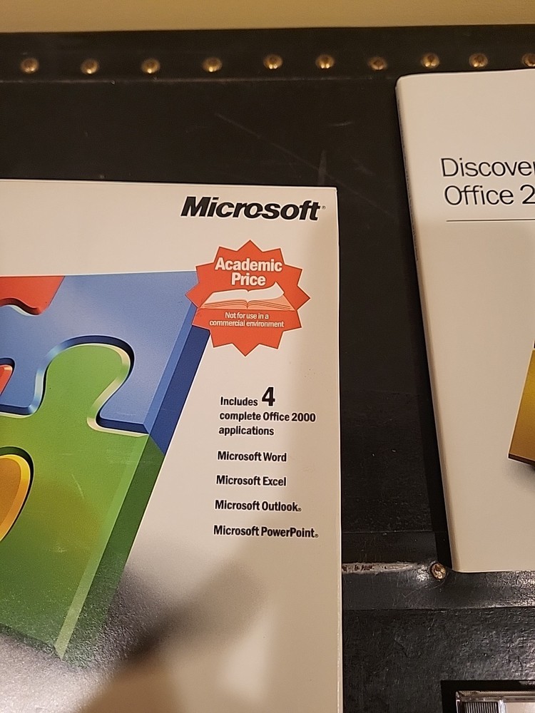Microsoft Office 2000 Standard (Academic) X03-7979 preowned