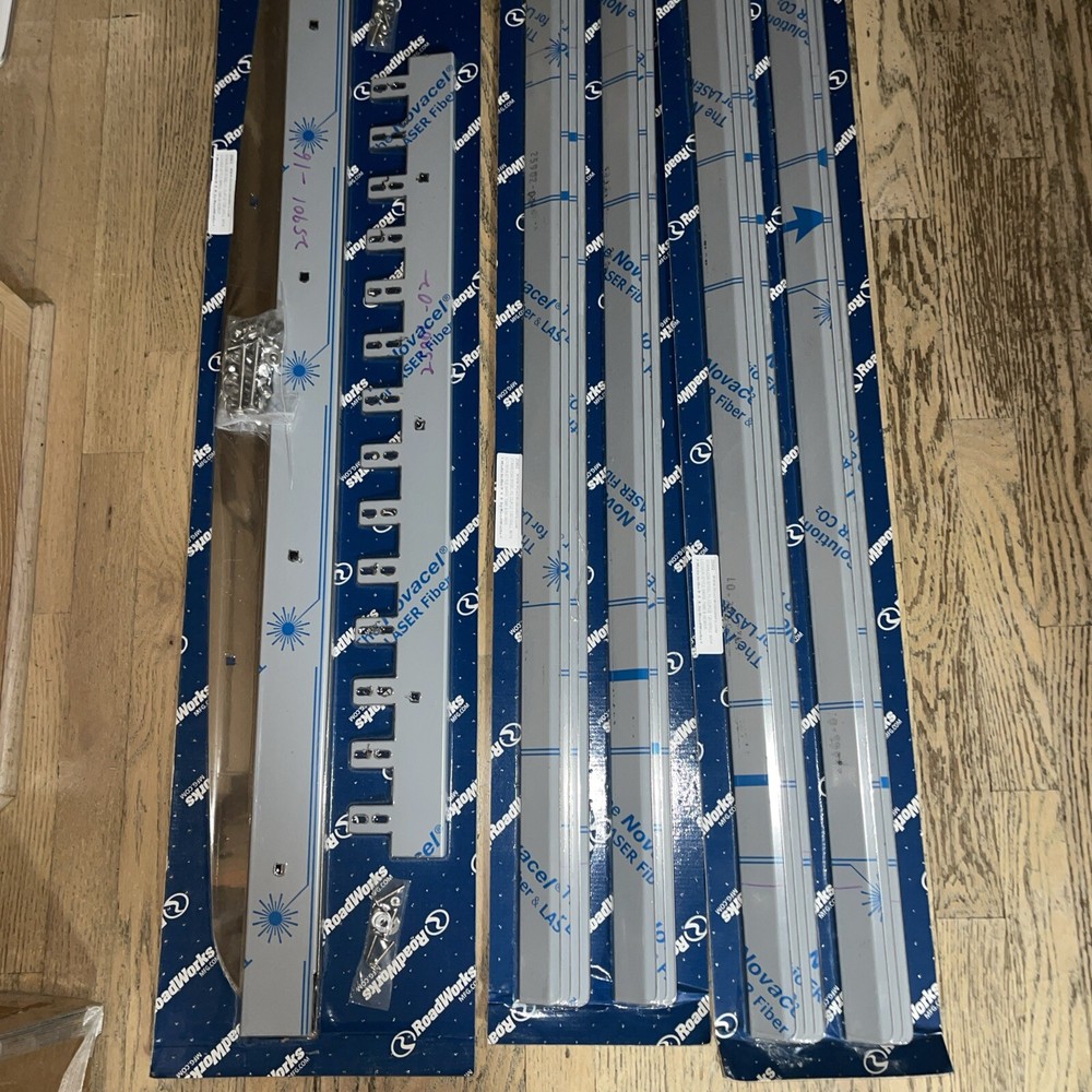 RoadWorks Peterbilt Grille Inserts 25902