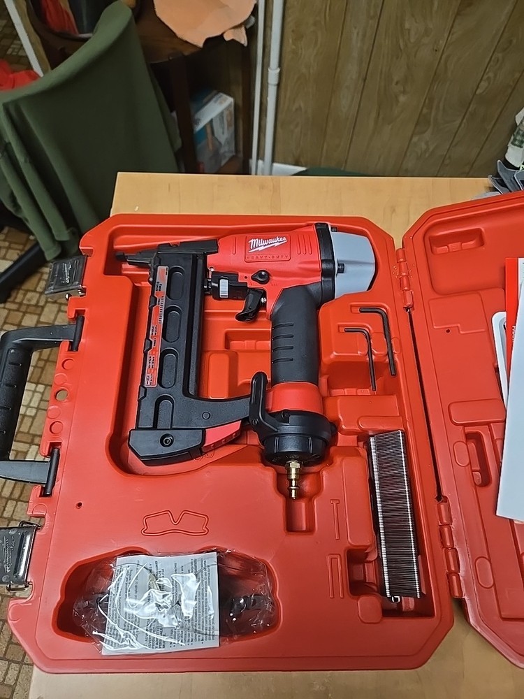 milwaukee tools 18 Guage Pneumatic Stapler