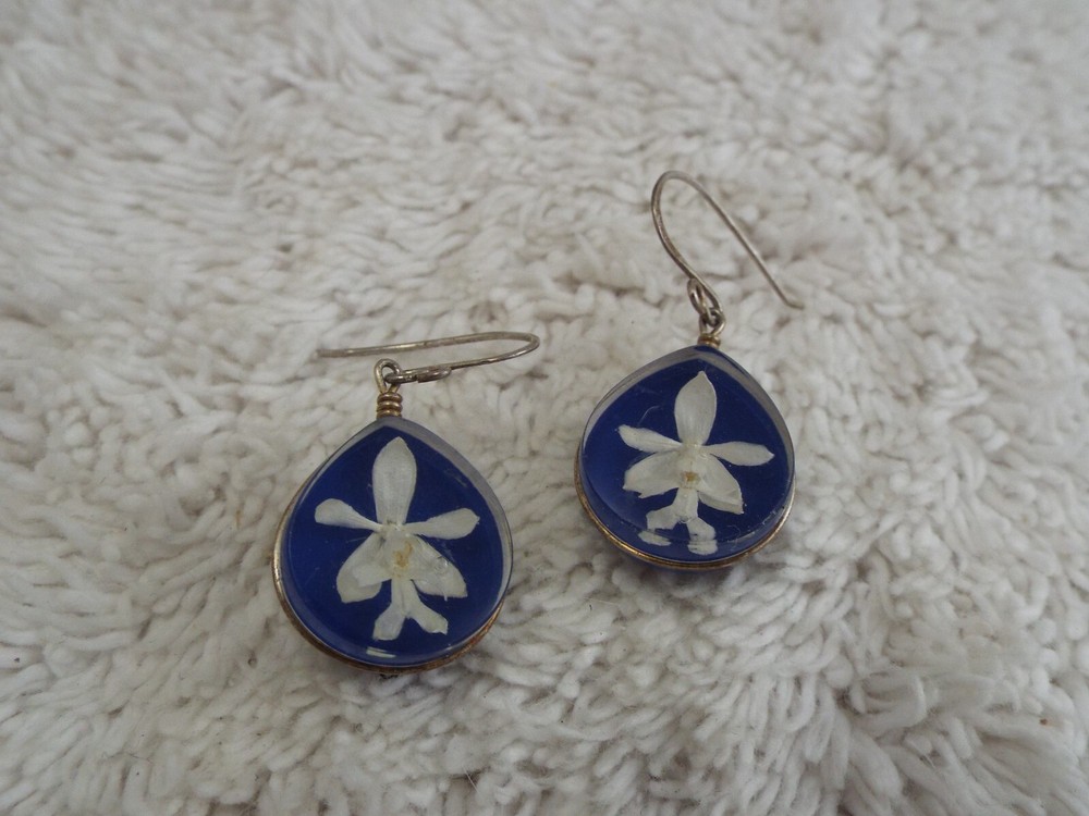 Iris Orchid Acrylic Blue Pierced Earrings (A77)