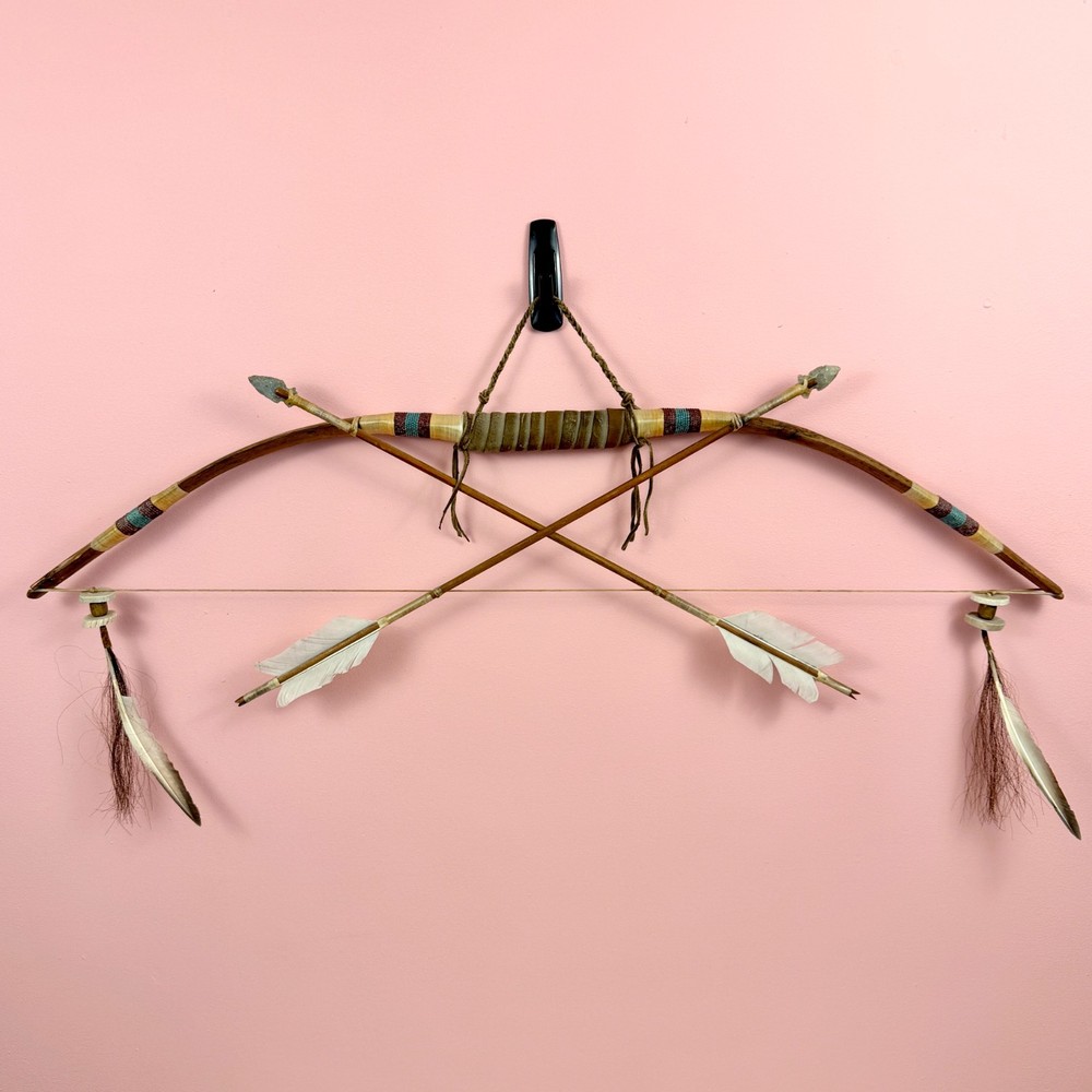 Large Hanging Native American Bow & Arrows Set