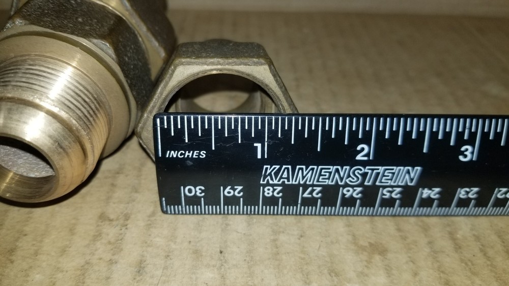 Mueller Straight Coupling with threaded Copper Flare Nut