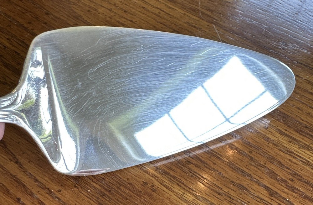 WALLACE Wickham Deep Silverplate Serving Cake Pie Knife Flatware Fan Bead 9.5”