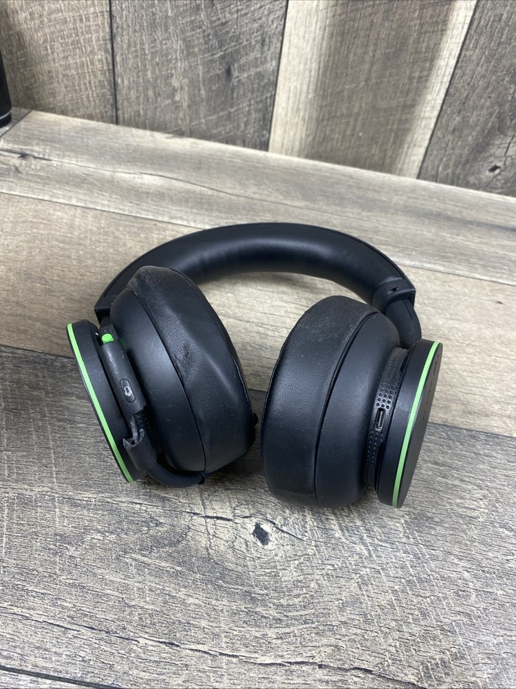 Microsoft Xbox Wireless Headset - Black ⚠️mic Got Damaged ⚠️working