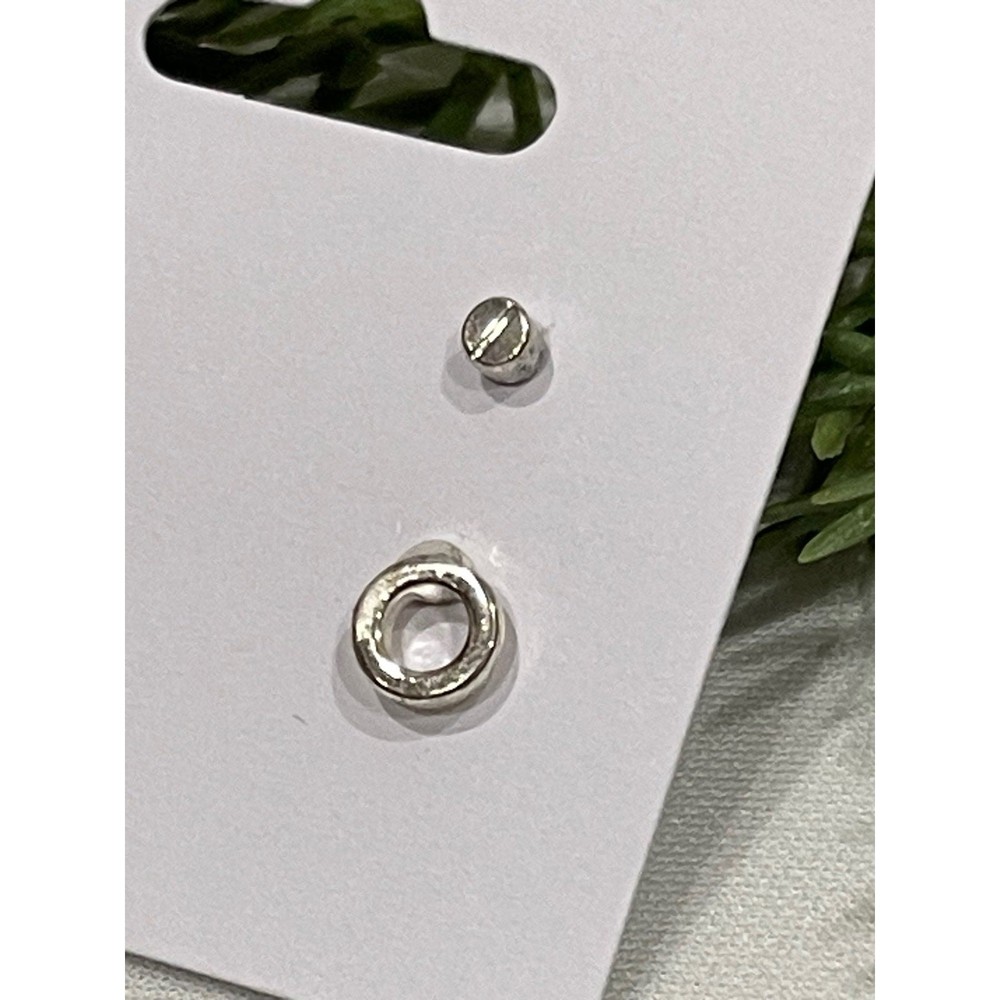 2 Pairs Of Stud Earrings