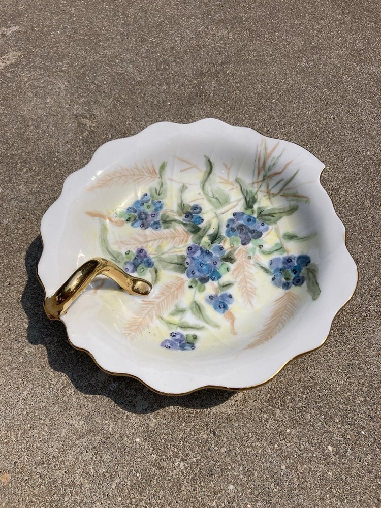Japan Gold Edge Finger Handle Leaf Shaped Plate Blueberries