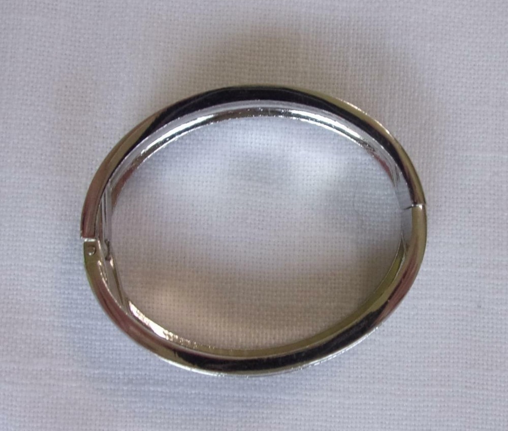 Sparkling Diamond Cut Silver Tone Oval Hinged Bracelet