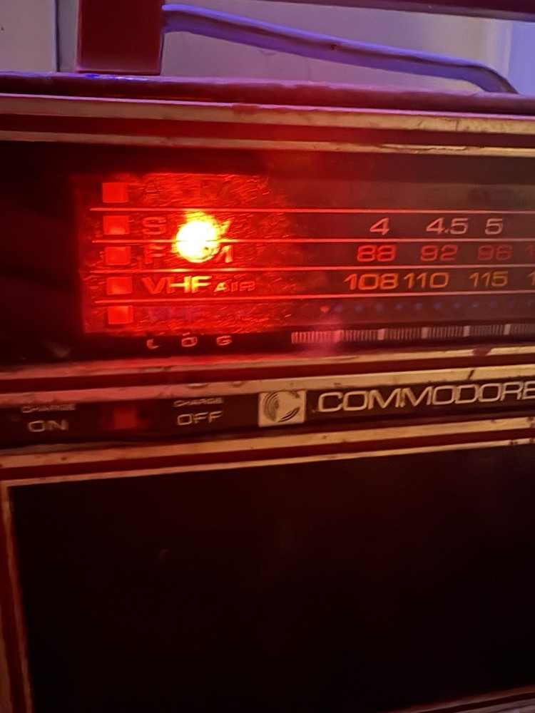 Rare Vintage Commodore Transistorized Solid State Radio Model 601 Powers On READ