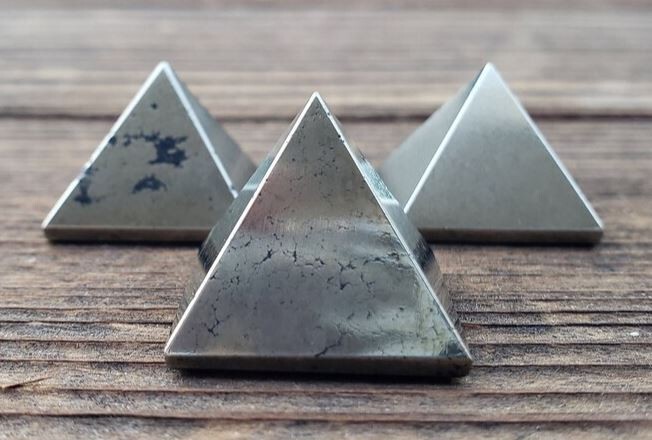 NATURAL PYRITE SMALL GEMSTONE PYRAMID 20-22mm