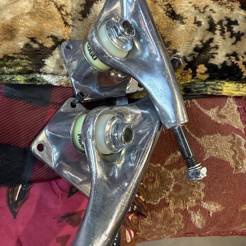 Mini-Logo Skateboard Trucks Lot.
