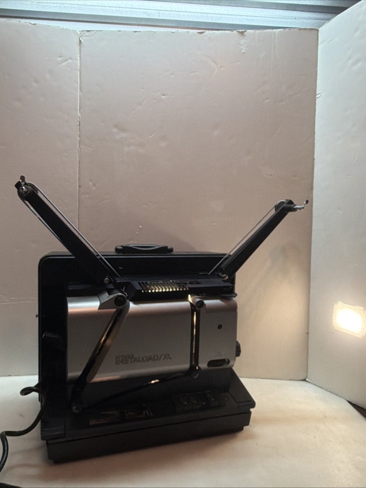 Vintage Singer Instaload/XL16MM Projector 2220 Tested.