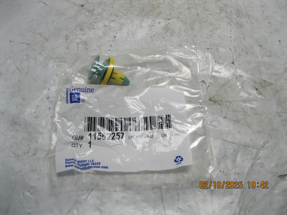Genuine GM OEM 11562257 Front Side Door Upper Front Trim Panel Retainer