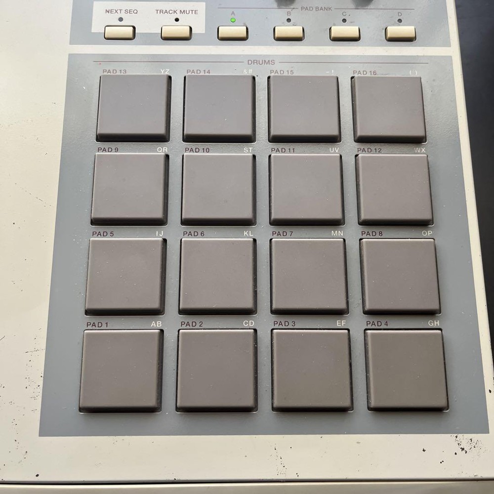 AKAI MPC 2000XL MIDI Production Center Sampler Sequencer Drum Machine