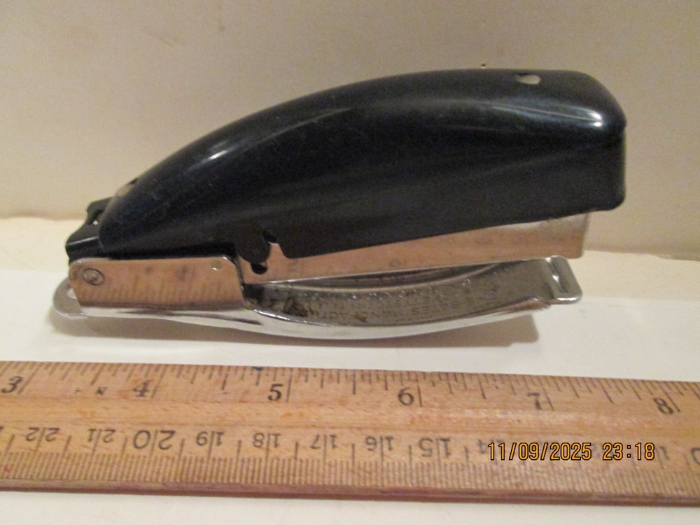 VINTAGE BLACK HAND STAPELER.