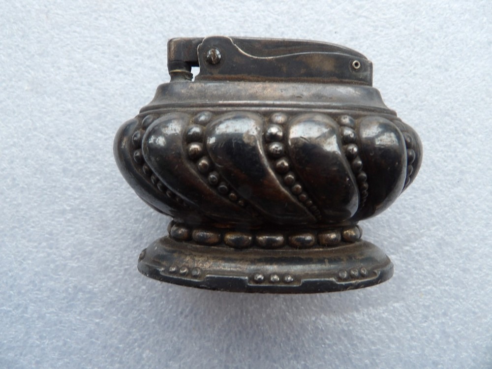 Vintage Ronson Crown Table Lighter.