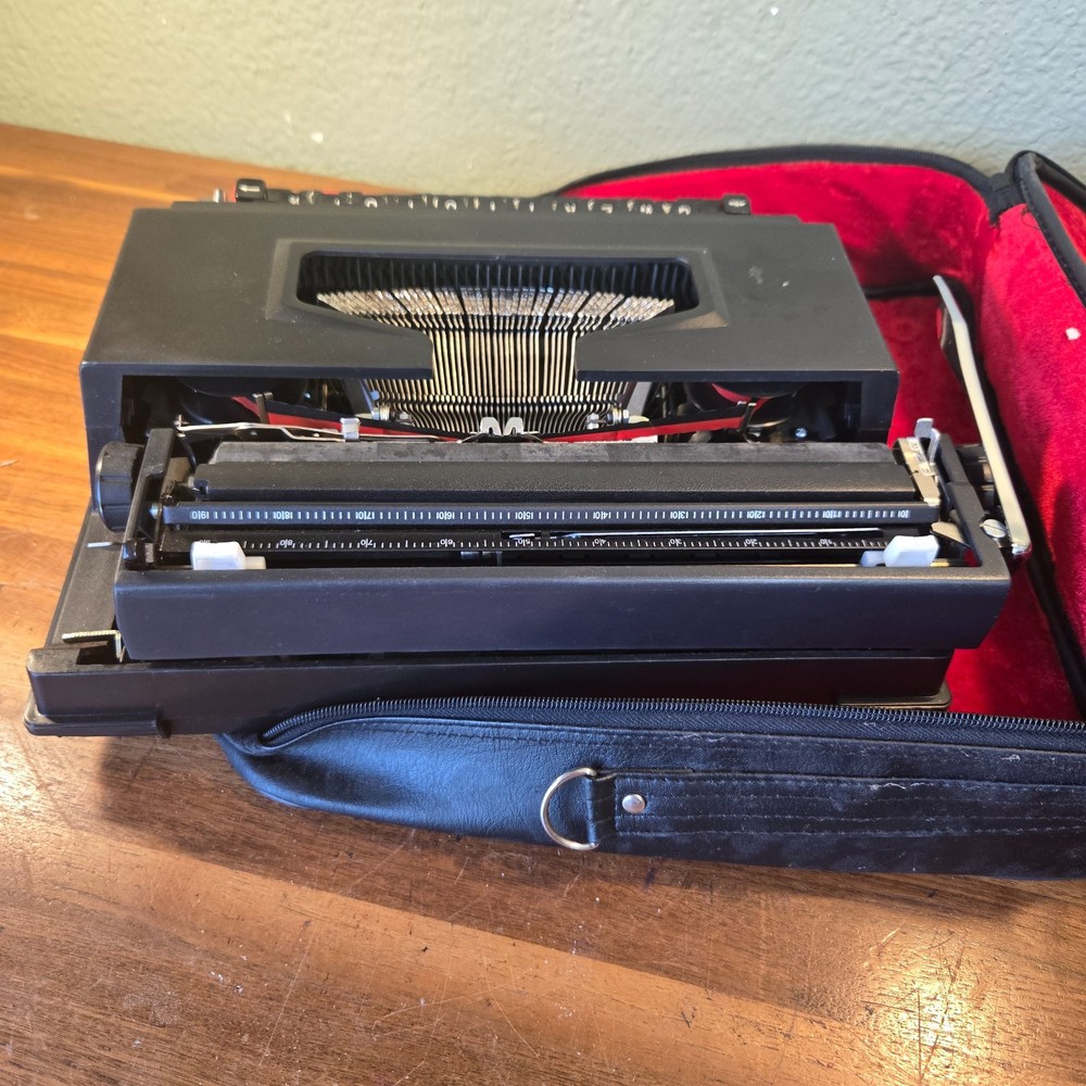 CLASSIC 12 TYPEWRITER PORTABLE TYPEWRITER With Carry Case