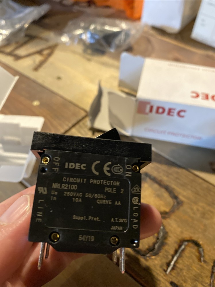 1pcs new applicable IDEC NRLR2100-10AAA-B circuit protector