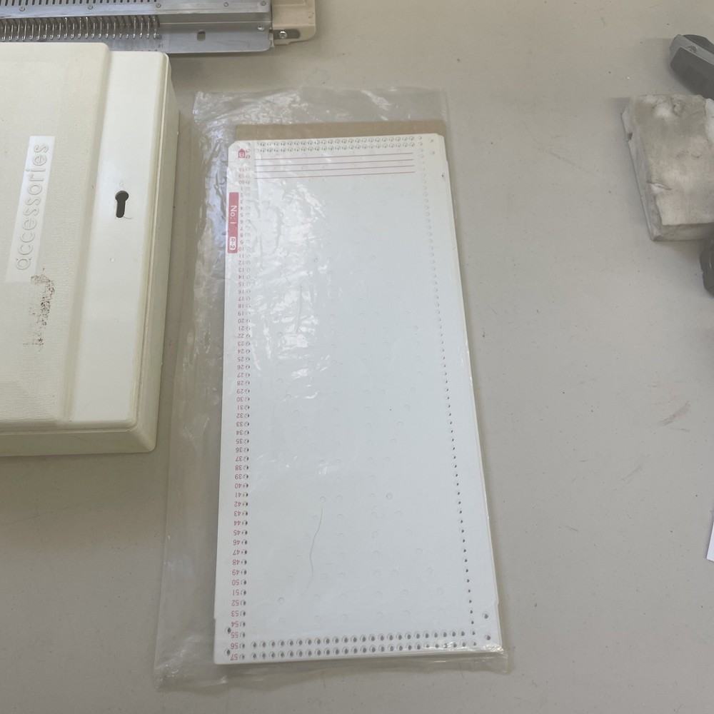 Studio 322 Knitting Machine In Good Condition