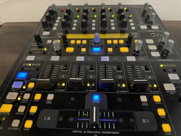 Behringer DDM4000 Professional 5-Channel Digital DJ Mixer w. Sampler & Effects