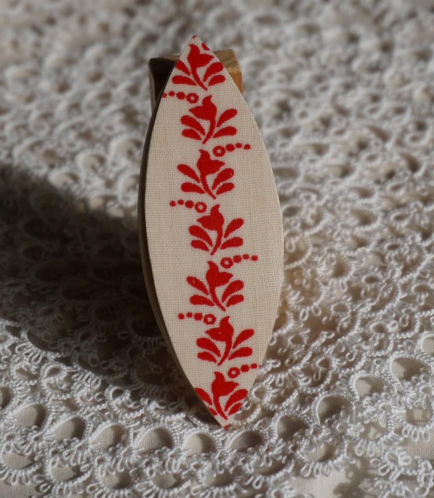 Tatting shuttle with with red Hungarian pattern 3"