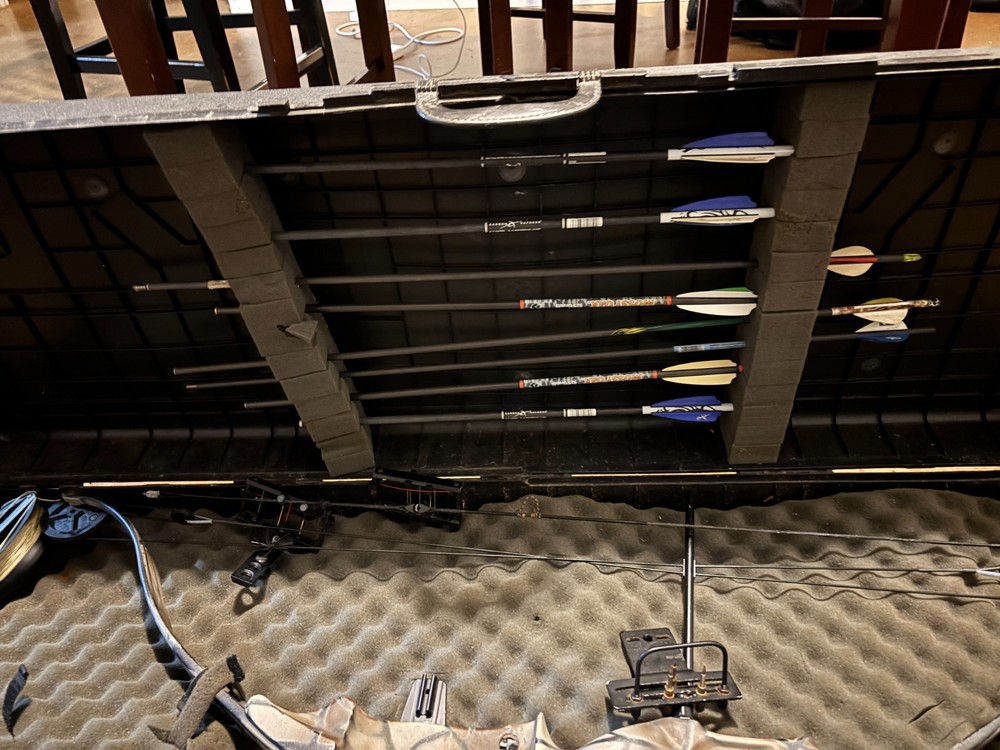 Bear Whitetail Legend Compound Bow + TrueFire Trigger Release, Arrows and Case